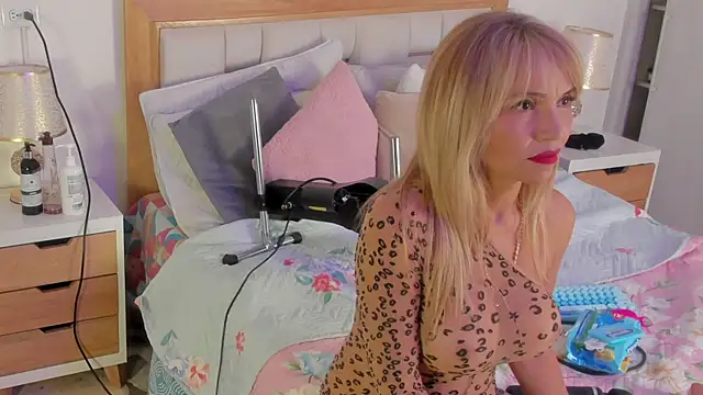 Snapshot of elena_mature chatting on 09.15.25 elena mature online show from 09.15.25