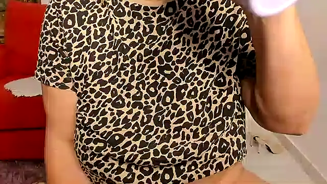 Snapshot of Milf-Ella chatting on 10.01.25 Milf-Ella online show from 10.01.25