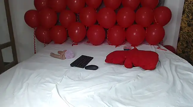 Snapshot of Naughtymis chatting on 02.15.25 Naughtymis online show from 02.15.25