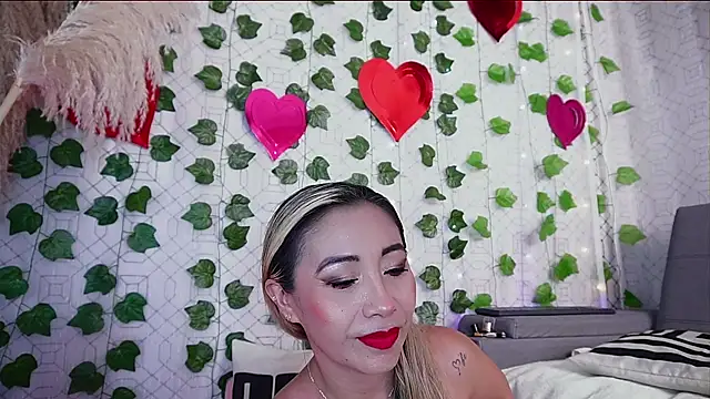 Snapshot of isis_lov chatting on 02.08.25 isis lov online show from 02.08.25
