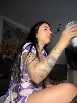 kiaraglam2 online show from 11.25.25