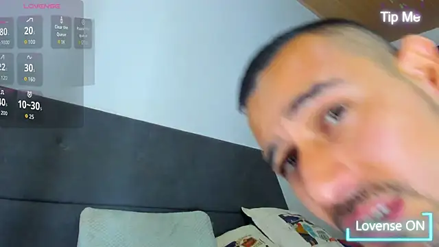 Snapshot of jhonyalzate2 chatting on 09.15.25 jhonyalzate2 online show from 09.15.25