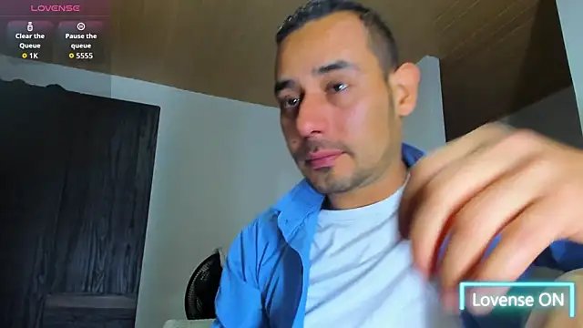 Snapshot of jhonyalzate2 chatting on 10.30.25 jhonyalzate2 online show from 10.30.25