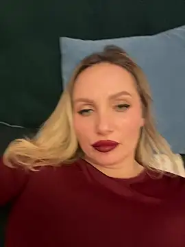 Snapshot of AngelOxy chatting on 12.17.24 AngelOxy online show from 12.17.24