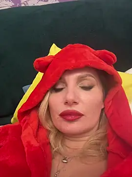 Snapshot of AngelOxy chatting on 12.18.24 AngelOxy online show from 12.18.24