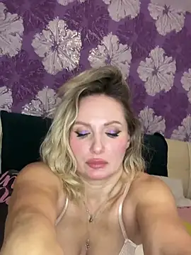 Snapshot of AngelOxy chatting on 12.19.24 AngelOxy online show from 12.19.24