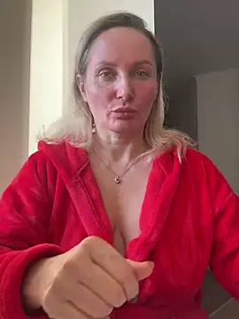 Snapshot of AngelOxy chatting on 01.04.25 AngelOxy online show from 01.04.25