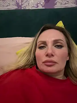 Snapshot of AngelOxy chatting on 01.12.25 AngelOxy online show from 01.12.25