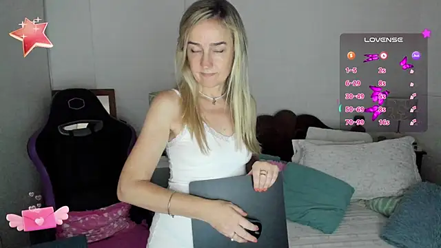Snapshot of 1Sweetnina chatting on 01.25.25 1Sweetnina online show from 01.25.25