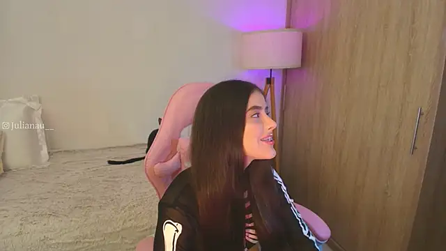 Snapshot of iriswest_ chatting on 10.25.25 iriswest online show from 10.25.25