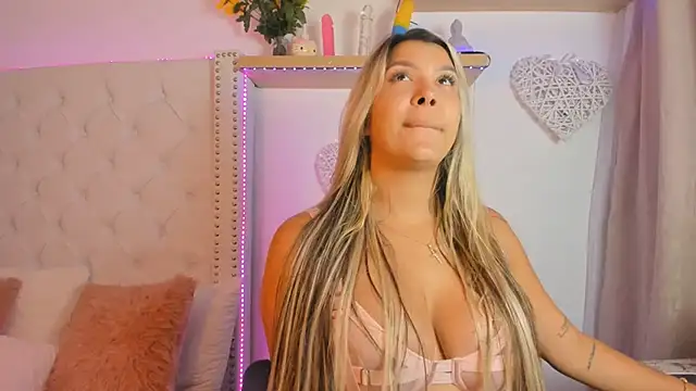 Snapshot of sara_montiell chatting on 12.05.24 sara montiell online show from 12.05.24