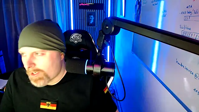 Snapshot of DerPornoPete chatting on 04.19.26 DerPornoPete online show from 04.19.26