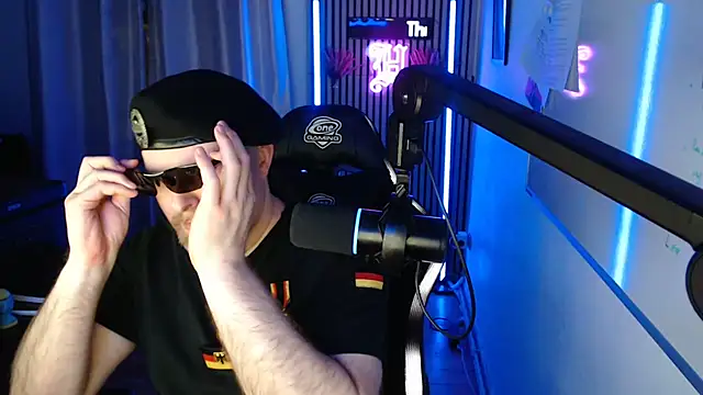 Snapshot of DerPornoPete chatting on 07.18.26 DerPornoPete online show from 07.18.26
