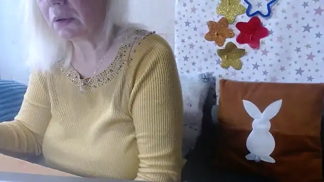 Snapshot of QueenLana chatting on 10.28.25 QueenLana online show from 10.28.25