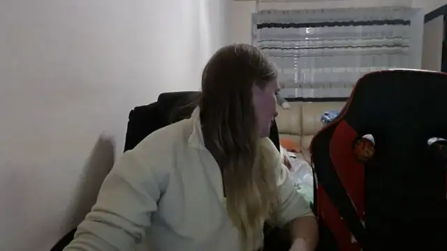 Snapshot of PeterAndJen chatting on 11.06.25 PeterAndJen online show from 11.06.25