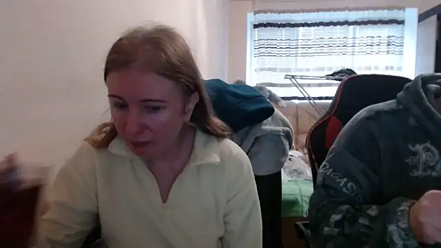 Snapshot of PeterAndJen chatting on 11.08.25 PeterAndJen online show from 11.08.25