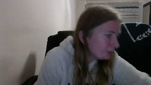 Snapshot of PeterAndJen chatting on 11.08.25 PeterAndJen online show from 11.08.25