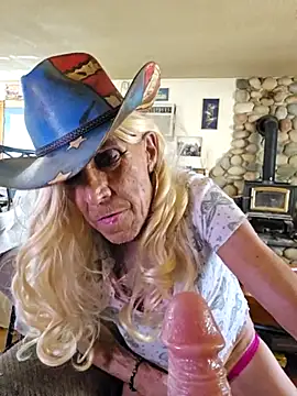 Snapshot of CROSSCOUNTRY1 chatting on 03.04.25 CROSSCOUNTRY1 online show from 03.04.25