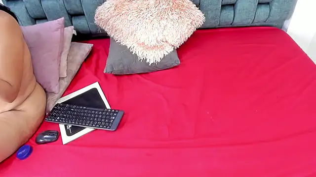 Snapshot of IsiisLovei chatting on 12.20.25 IsiisLovei online show from 12.20.25