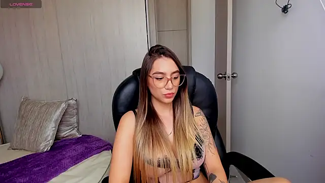 Snapshot of StacyConner chatting on 10.21.25 StacyConner online show from 10.21.25