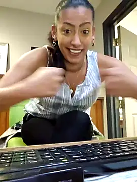Snapshot of Nikkierosee chatting on 02.21.25 Nikkierosee online show from 02.21.25