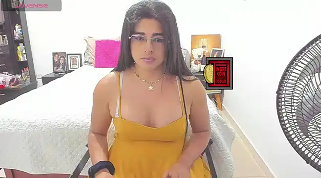 Snapshot of Khalifa_Gold chatting on 02.05.25 Khalifa Gold online show from 02.05.25