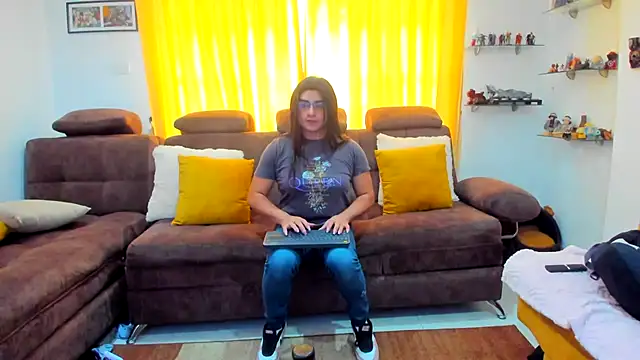 Snapshot of Khalifa_Gold chatting on 09.27.25 Khalifa Gold online show from 09.27.25