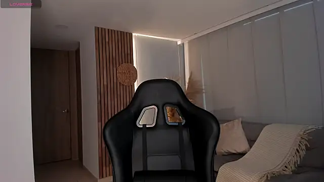 Snapshot of AnnieHallX chatting on 03.04.25 AnnieHallX online show from 03.04.25