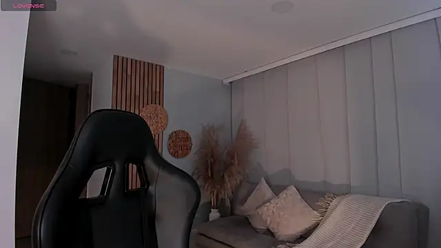 Snapshot of AnnieHallX chatting on 03.22.25 AnnieHallX online show from 03.22.25