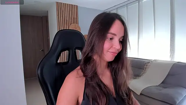 Snapshot of AnnieHallX chatting on 09.21.25 AnnieHallX online show from 09.21.25