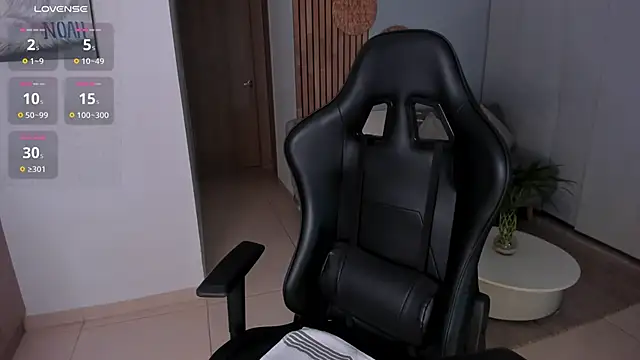 Snapshot of AnnieHallX chatting on 11.05.25 AnnieHallX online show from 11.05.25