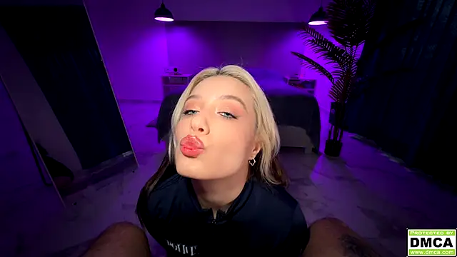 Snapshot of _blowjob_queen chatting on 09.30.25  blowjob queen online show from 09.30.25