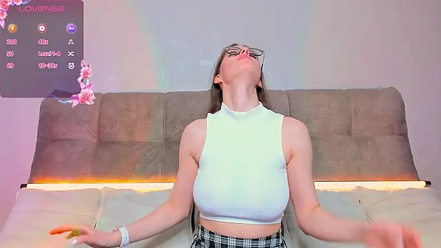 Snapshot of AriellaTesk chatting on 10.17.25 AriellaTesk online show from 10.17.25