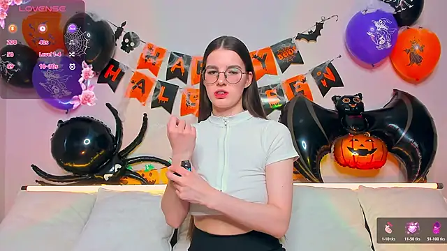 Snapshot of AriellaTesk chatting on 10.30.25 AriellaTesk online show from 10.30.25