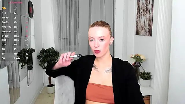 Snapshot of Salme_Sweet chatting on 10.05.25 Salme Sweet online show from 10.05.25