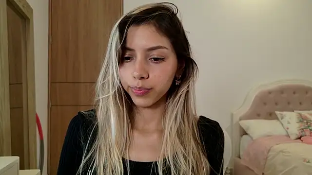 Snapshot of Sensualtease chatting on 12.13.24 Sensualtease online show from 12.13.24
