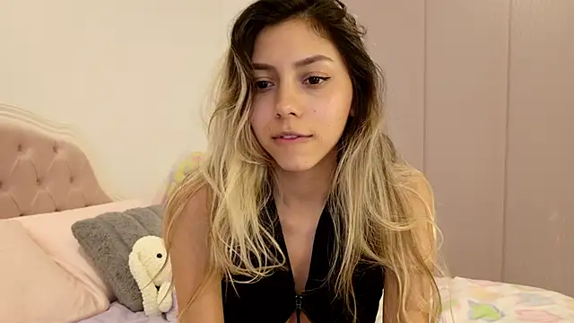 Snapshot of Sensualtease chatting on 02.14.25 Sensualtease online show from 02.14.25