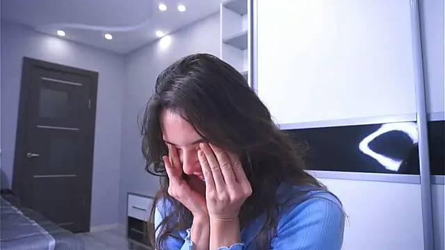 Holla Molly online show from 02.04.26