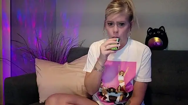 Snapshot of Lexi_Shocker chatting on 09.26.25 Lexi Shocker online show from 09.26.25