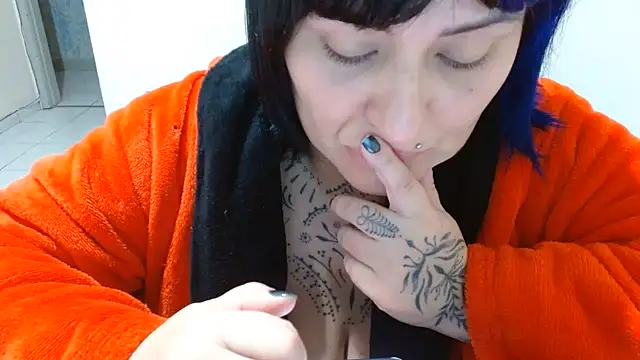 Snapshot of vaholiver chatting on 06.17.26 vaholiver online show from 06.17.26