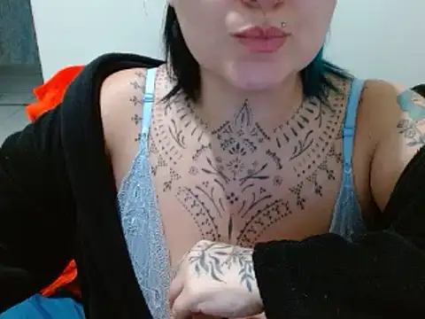 Snapshot of vaholiver chatting on 07.17.26 vaholiver online show from 07.17.26