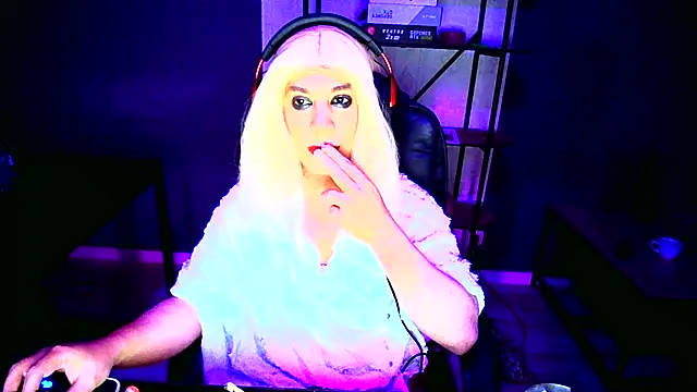 LatruieSow online show from 11.14.25