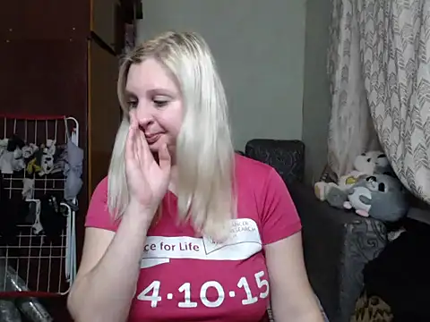Snapshot of BustyBlond chatting on 12.22.24 BustyBlond online show from 12.22.24