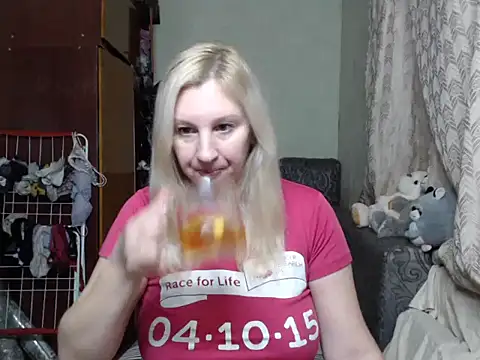 Snapshot of BustyBlond chatting on 12.23.24 BustyBlond online show from 12.23.24