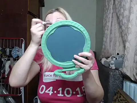 Snapshot of BustyBlond chatting on 01.12.25 BustyBlond online show from 01.12.25