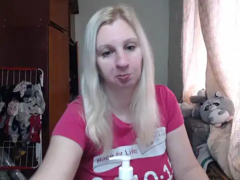 Snapshot of BustyBlond chatting on 01.22.25 BustyBlond online show from 01.22.25