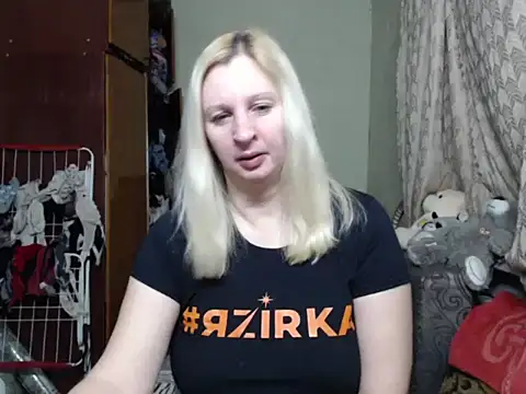 Snapshot of BustyBlond chatting on 02.23.25 BustyBlond online show from 02.23.25
