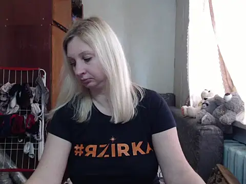 Snapshot of BustyBlond chatting on 02.27.25 BustyBlond online show from 02.27.25