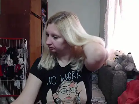 Snapshot of BustyBlond chatting on 02.27.25 BustyBlond online show from 02.27.25