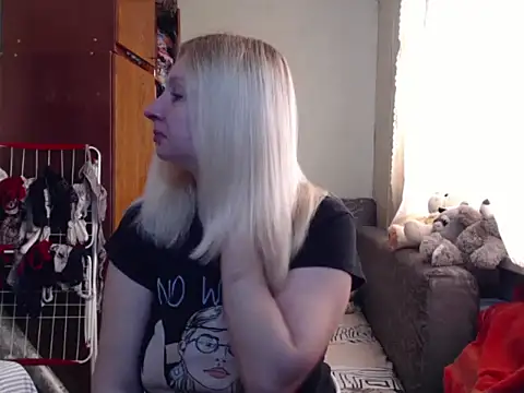 Snapshot of BustyBlond chatting on 02.28.25 BustyBlond online show from 02.28.25